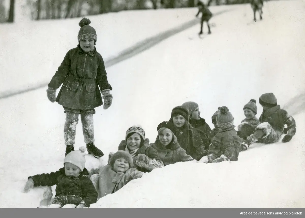 Barn leker i snø. Oslo. 1930-tallet.