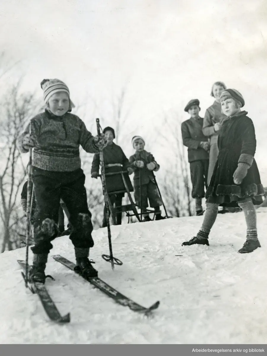 Barn på ski. Oslo. 1930-tallet..