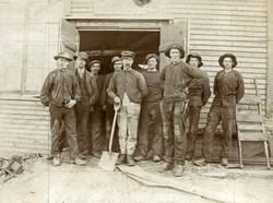 Arbeidere ved inngangen til Kongens gruve i Røros,.ca. 1890-