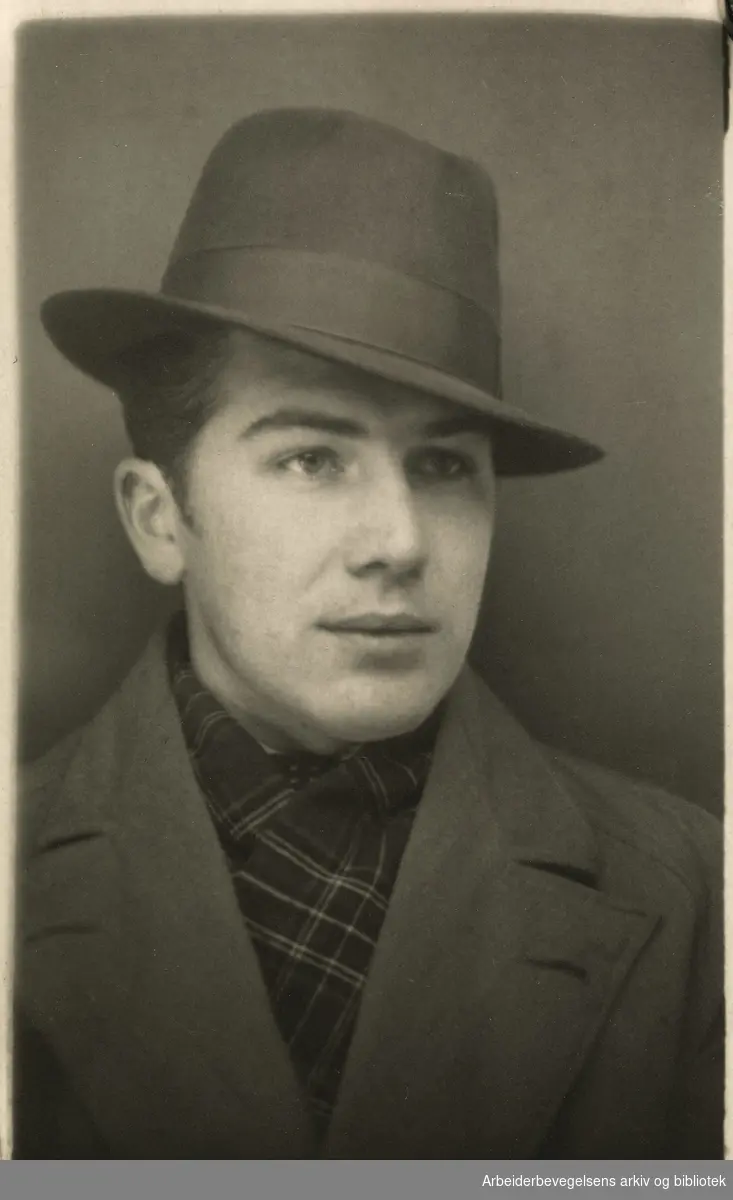 Trygve Mosebekk (1909-1981). Tegner..Foto: Auto-posé fotoautomat. Oslo, 7. november 1934.
