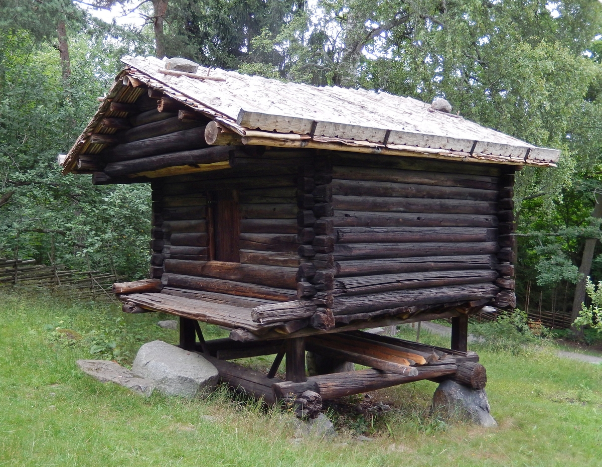Stolpboden på Finngården är en enrummig förrådsbyggnad timrad på ett underrede av fyra stolpar.  Ingången är placerad på gaveln, taket skjuter ut över ingången. Taket är ett sadeltak, med tätskikt av näver och takved av kvartsklovor som håller nävern på plats. 

Stolpboden kommer från Honkamark i Långnäs by, Gräsmarks socken  Värmland och är troligen uppförd under 1700-talet. Stolpboden flyttades till Skansen under åren 1902-1904.