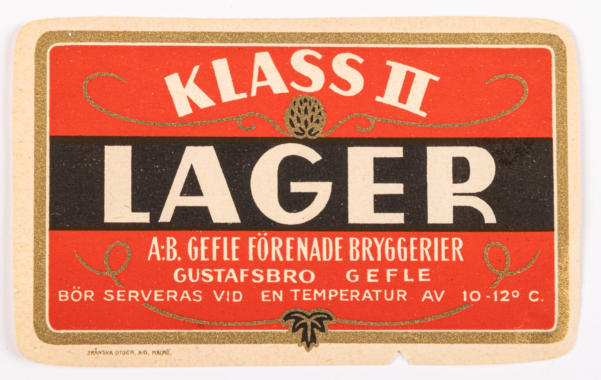 Öletikett: Klass II Lager. Gefle förenade bryggerier AB, gutafsbro, Gävle.
Kvadratisk, röc och svart med stiliserade humerankor.
Del av samling bryggerietiketter av papper, från olika bryggerier i Gävle.