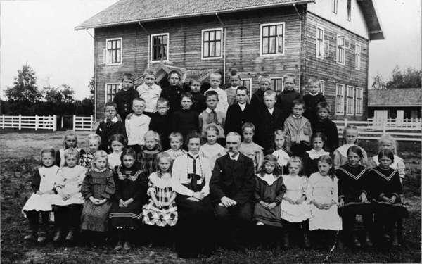 Småklassene ved Gardermoen skole 1907. Skolen er her ganske ny og fortsatt uten panel. (Foto/Photo)