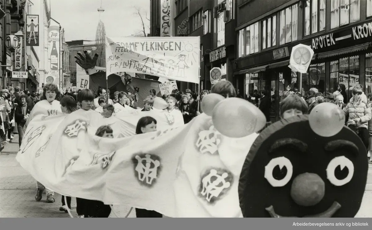 1. mai 1982, Oslo. Samorgs tog. Her er Framfylkingen med framdyret Markus i front. Hovedparolen i barneavdelingen var Barn For Fred.