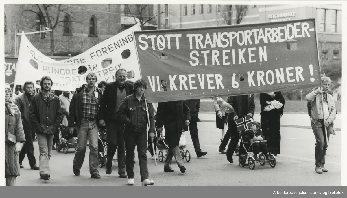 1. mai 1982, Oslo. Parole: Støtt transportarbeiderstreiken - Vi krever 6 kroner!