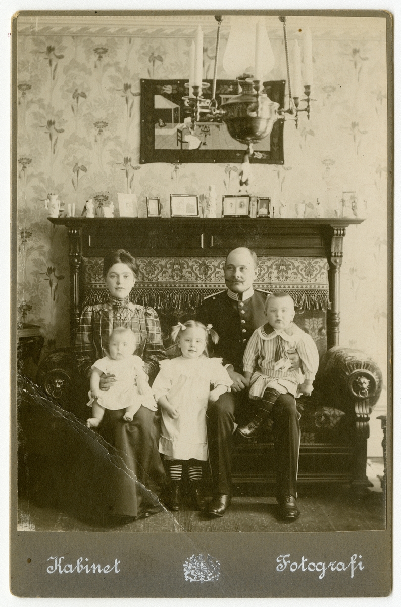 Porträtt av Carl Oscar och Anna Karolina Schwartz med barnen Siri, Sture och Elsa.