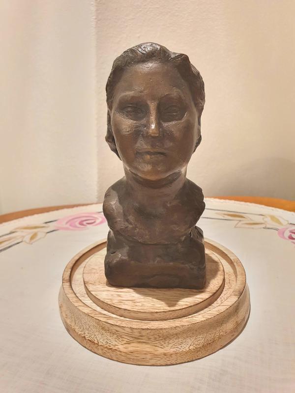A bust of Kirsten Flagstad, by artist Joseph Grimeland.