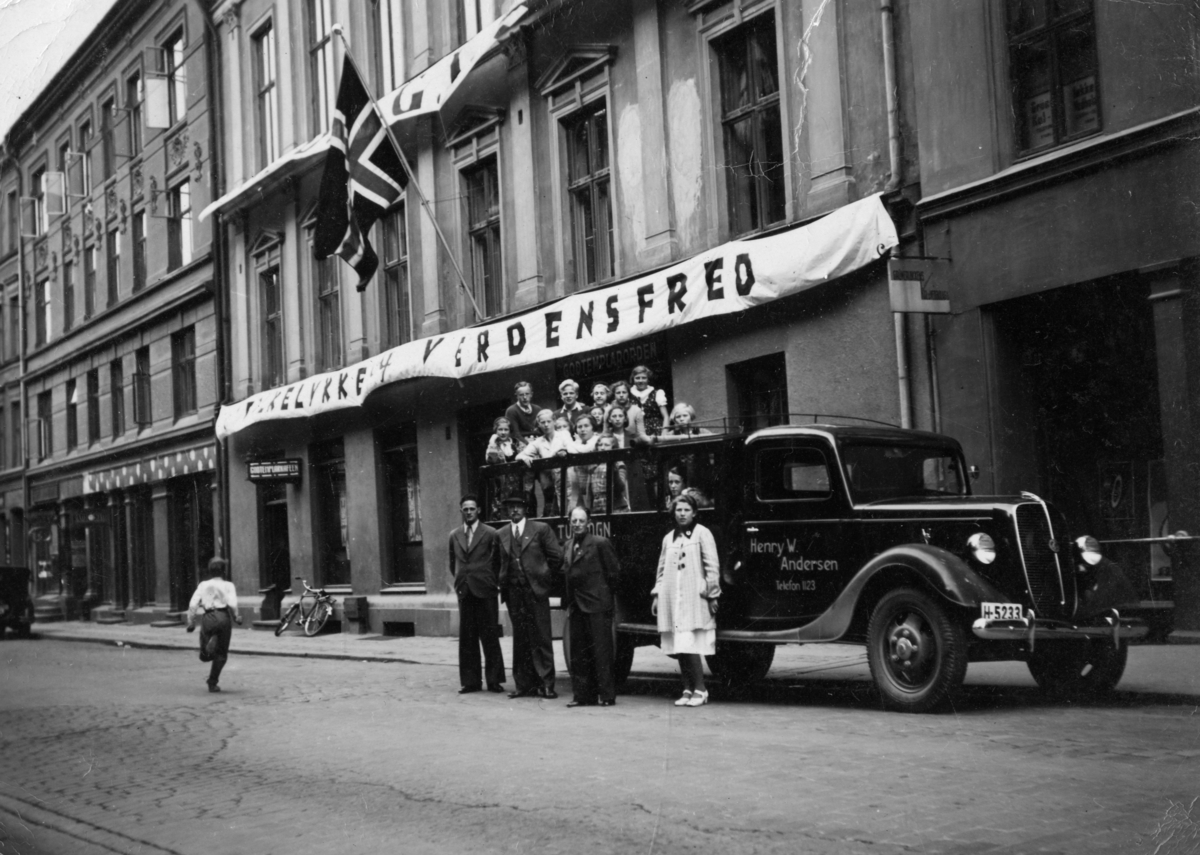Henry W. Andersens turbil i gate under frigjøringen 1945.