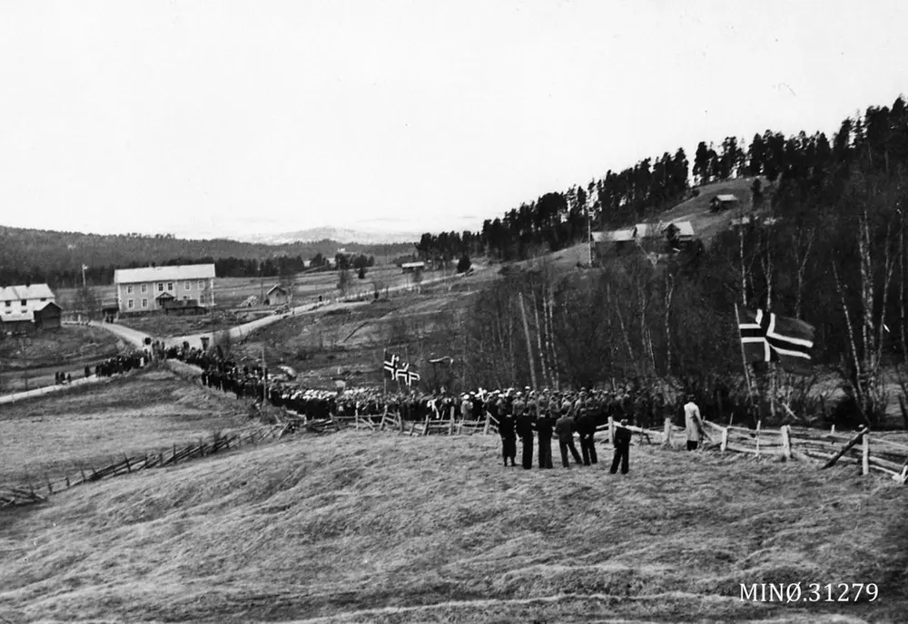 17. mai 1945. Toget på vei opp kjerkbakken fra Os-skole.