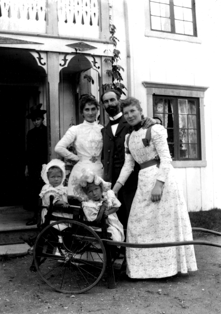 Kona til doktor Otto Mejlænder med barn og en mann og ei kvinne.