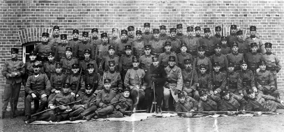 Gruppfoto, omkring 1925

Okänt förband på kaserngården

Till vänster om officeren i svart kappa ser vi fänrik Malcolm Frithz,
till höger om samma kappa, sergeant Johansson, sjukvård.