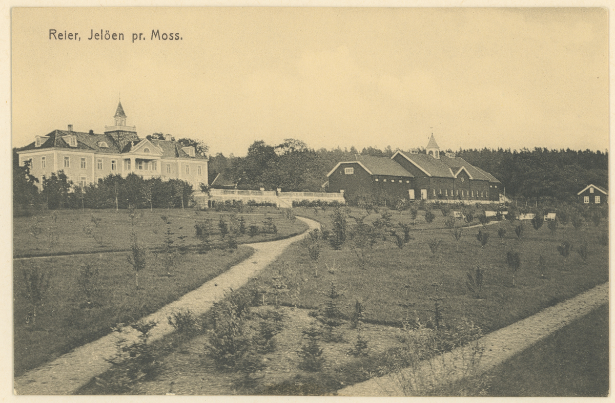 Reier gård på Jeløy, ca. 1910, to bilder.

Bilde 1:
Postkort.
Tekst på bildet: "Reier, Jelöen pr. Moss."
Lignende bilde publisert i "Moss som den var" (Jørgen Herman Vogt, 1970), s. 238.

Bilde 2:
Hovedbygningen.