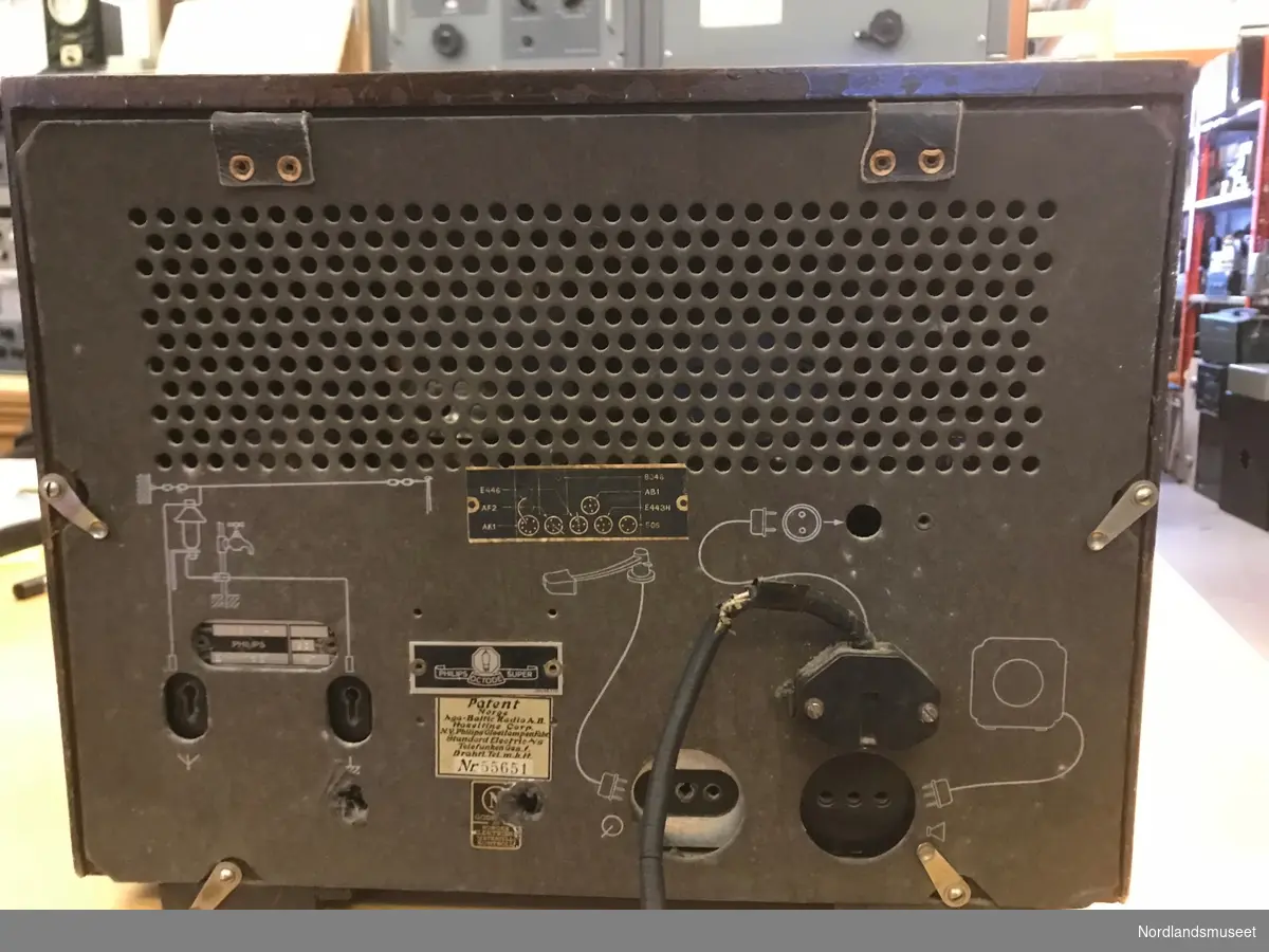 "nr E11172E
Patent Norge. Aga-Baltic Radio A.B. Hazeltine Corp. N.V. Philips Gloedlampen Fabr. Standard Electric A/S, Telefunken Ges.f. Drahrl Tel. M.b.tt Nr55651"
Ifølge giver Asbjørn Nordli var dette den første radio på Liland i Lofoten.