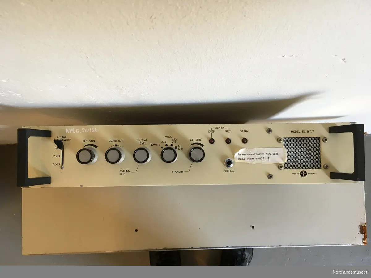 serienr 328
Mottakeren har vært reserveutstyr på Bodø Radio
Påskrift:
"Reservemottaker 500 kHz. Skal være avslått!"