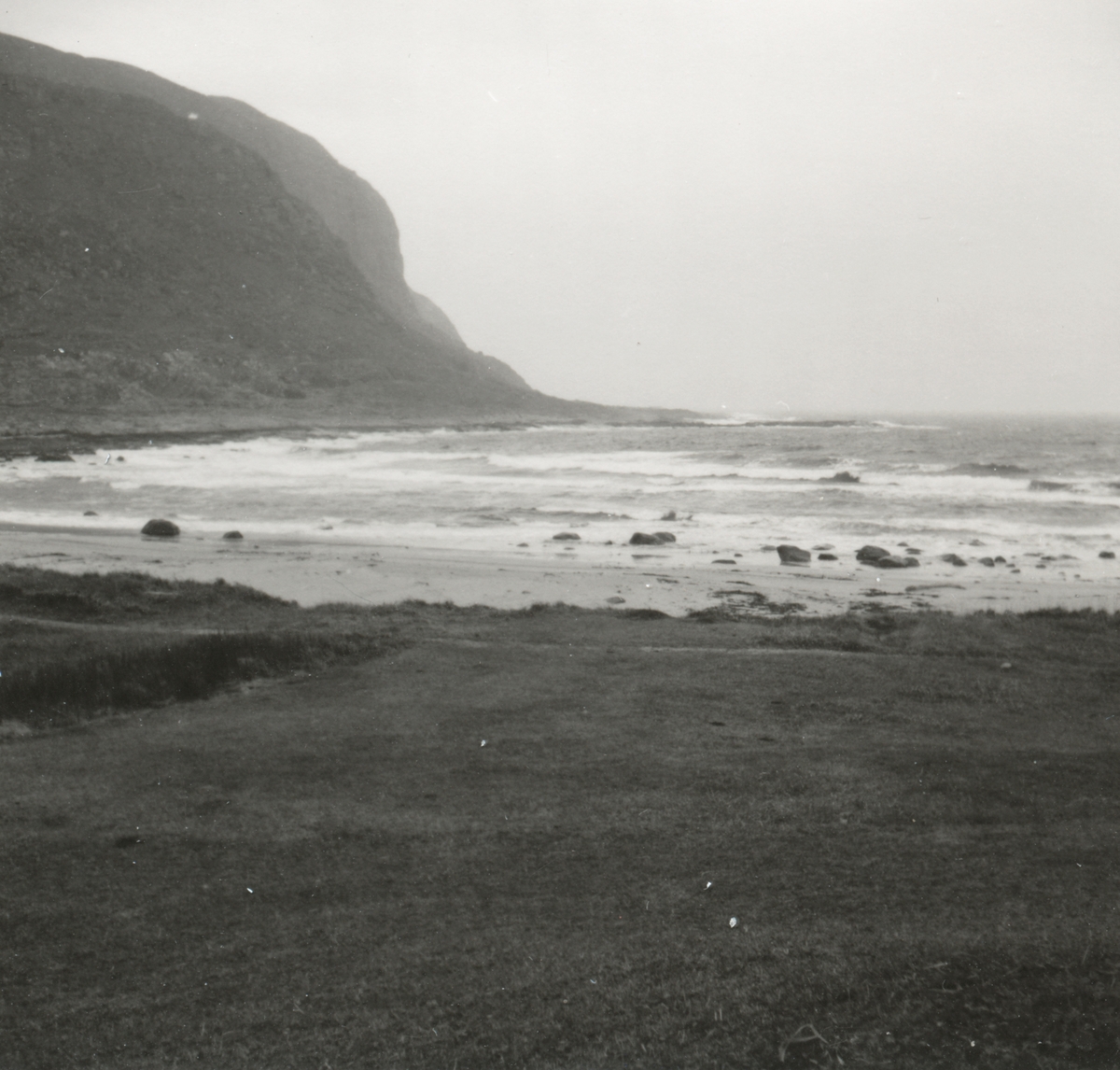 Landskapsbilder av stranden ved Alnes, Godøy.
