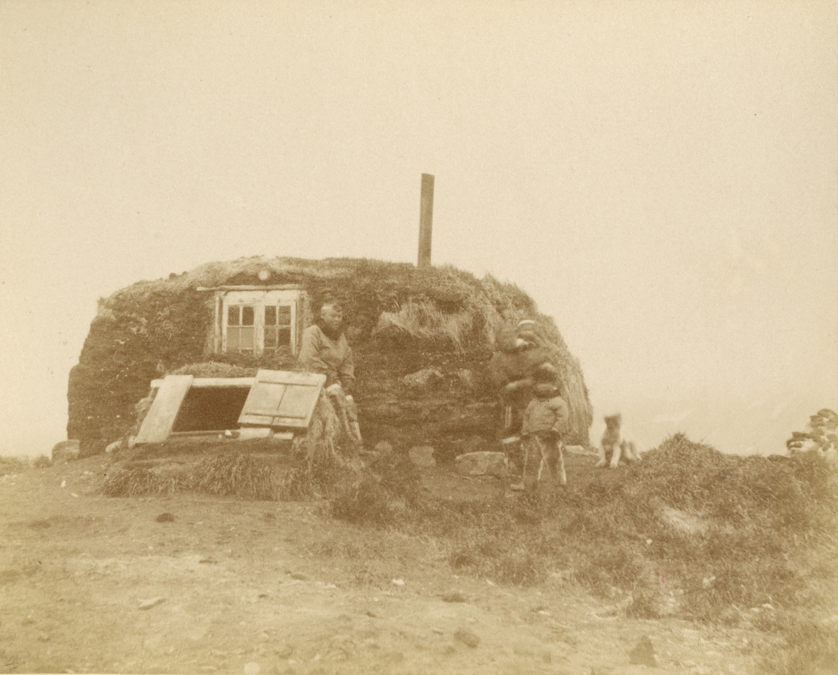 Svenska Grönlandsexpeditionen 1883. Bostad vid Godhavn/Qeqertarsuaq.