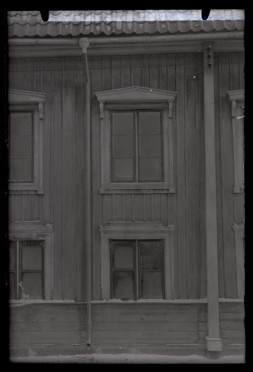 Fasad med fönster, Västerås ca 1910,