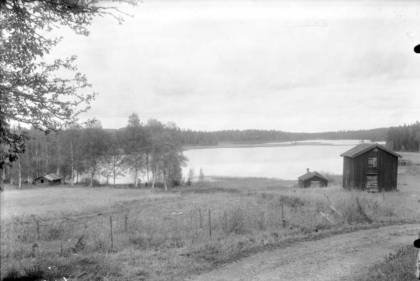 Uthus i landskap, ca 1910.