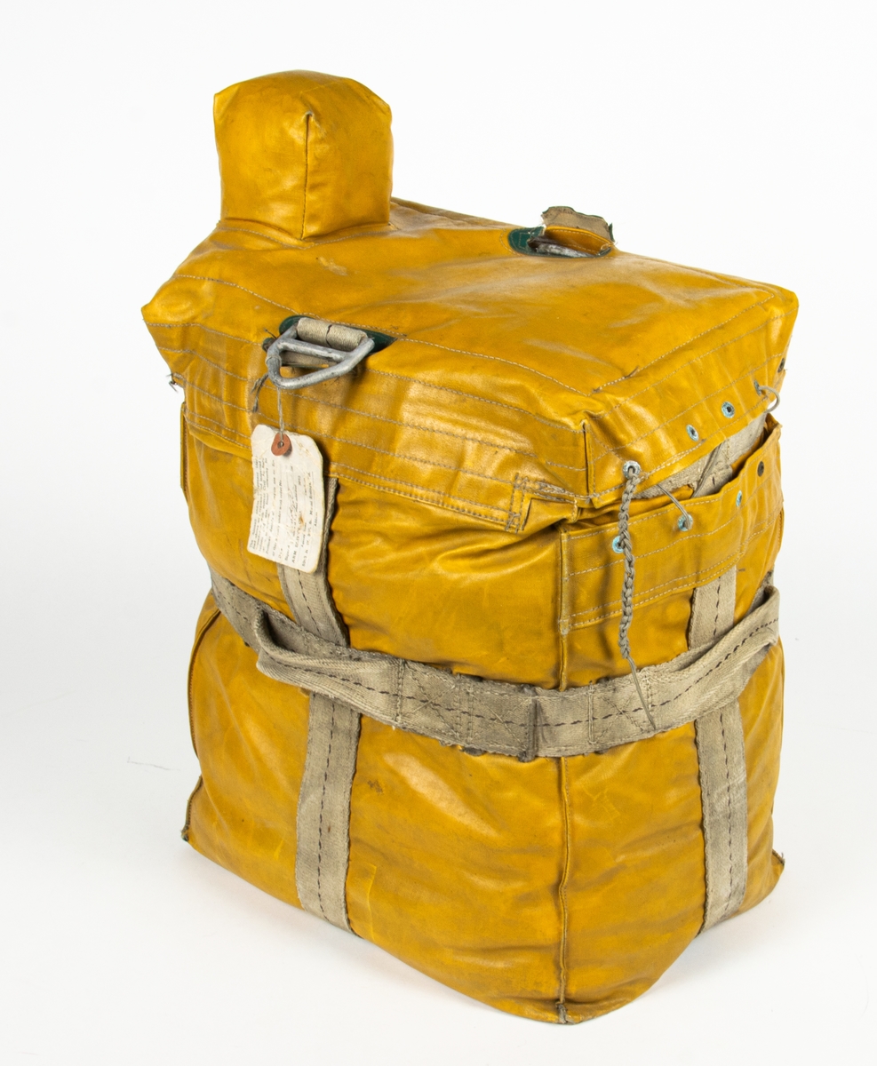 Nödradiosändare T-74/CRT-3 packad i tillhörande väska. Väskan innehåller bland annat signallampa, fallskärm, generator mm,  Instruktionshäfte medföljer. Väskan är öppnad.