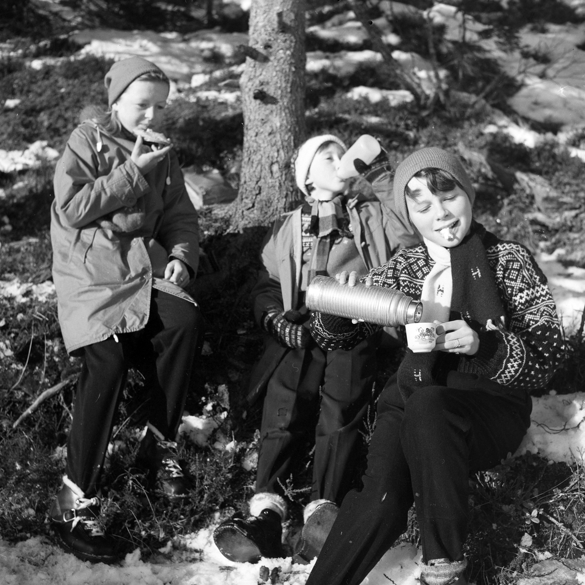 Tre jenter med termos og matpakke i Bymarka