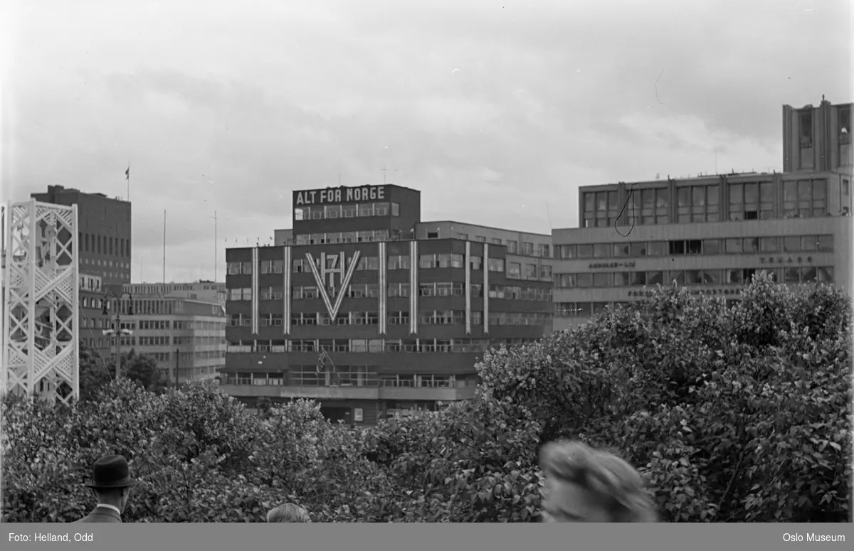 park, mennesker, syrinbusker, kontrobygninger, Odd Fellow-gården, kongemonogram, banner: "Alt for Norge", Torstedgården