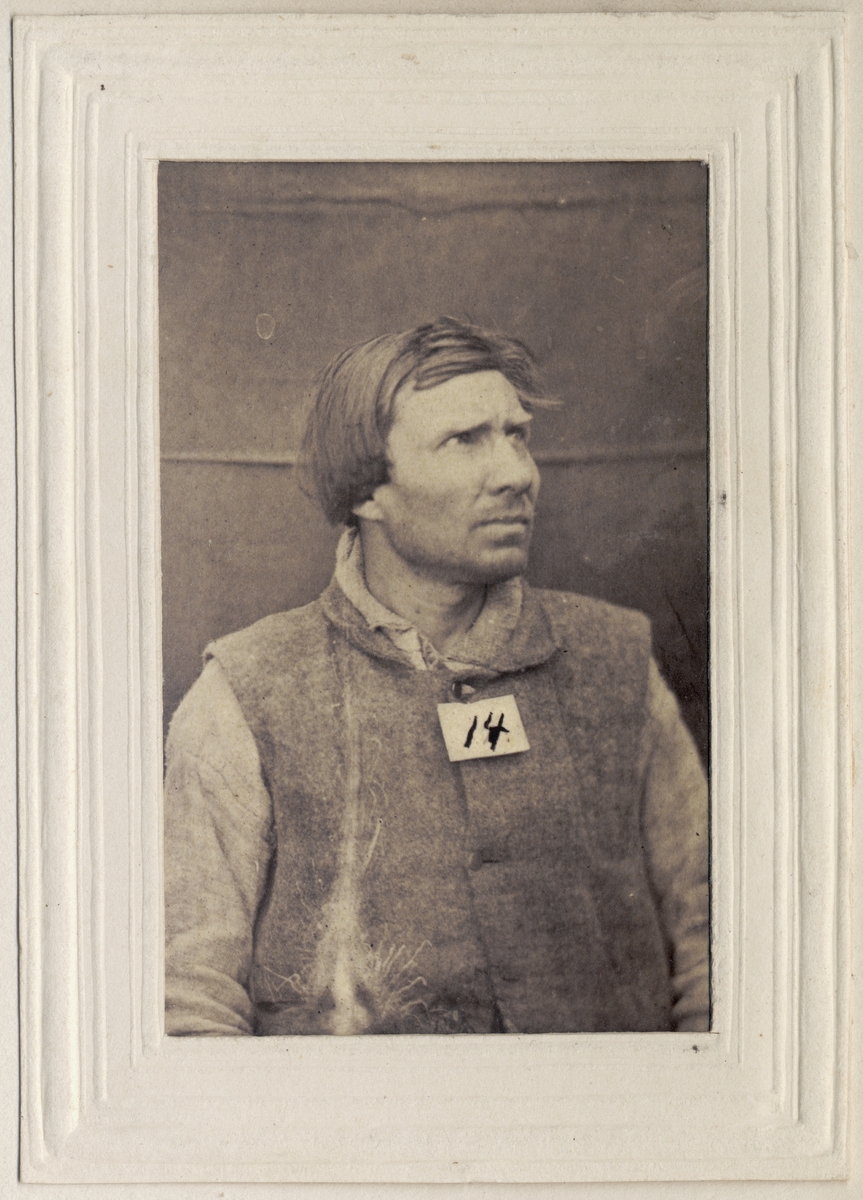 Porträtt av fången Samuel Johan Lif, Landskrona fästning år 1861. Text i albumet i anslutning till bilden. Hela albumet-se relaterat objekt