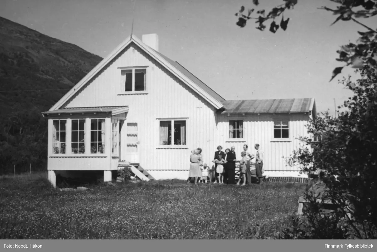 Langnes (Solvang), Tana i 1954. Fra venstre: Hanna Noodt, Elsa Sælø, Marianne, Solveig og Mossik Noodt, Ivar Sælø, Leif Noodt. Foran fra venstre: Kari, Eilert Marcus og Terje Noodt.