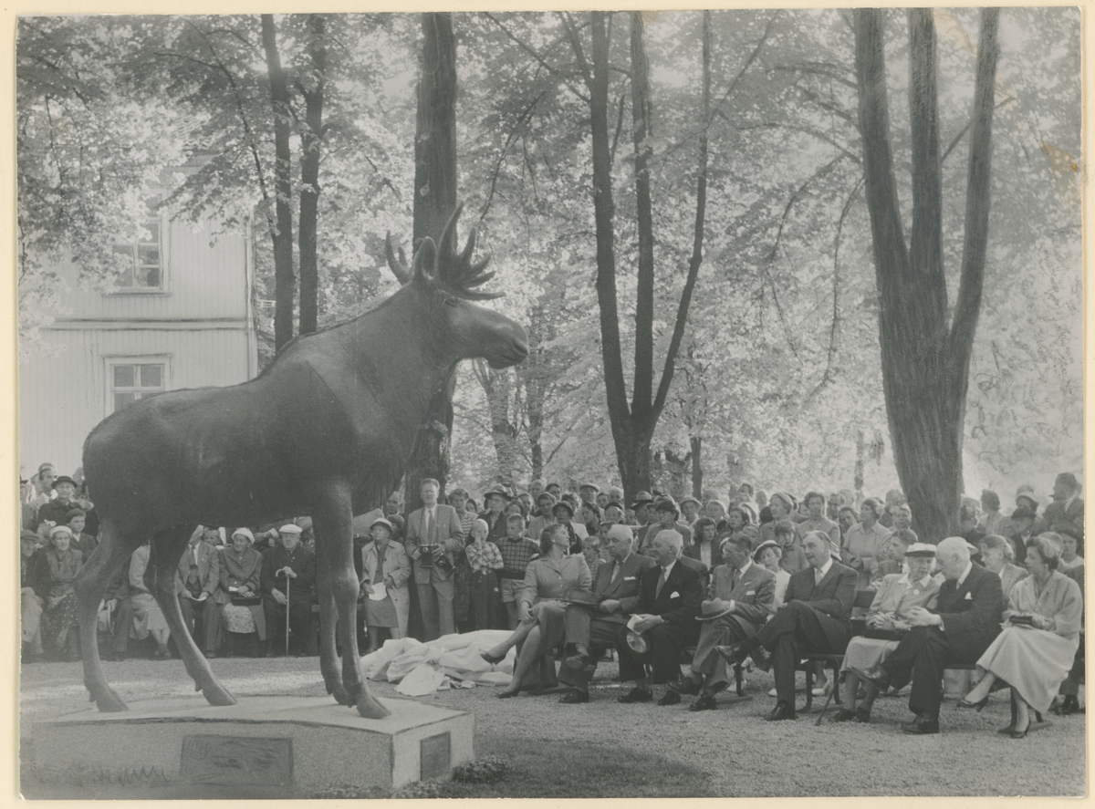 Innvielse av skulpturen "Elgen" i Kirkeparken.
Gave fra M. Peterson & Søn. Skulpturen er laget av Ørnulf Bast.