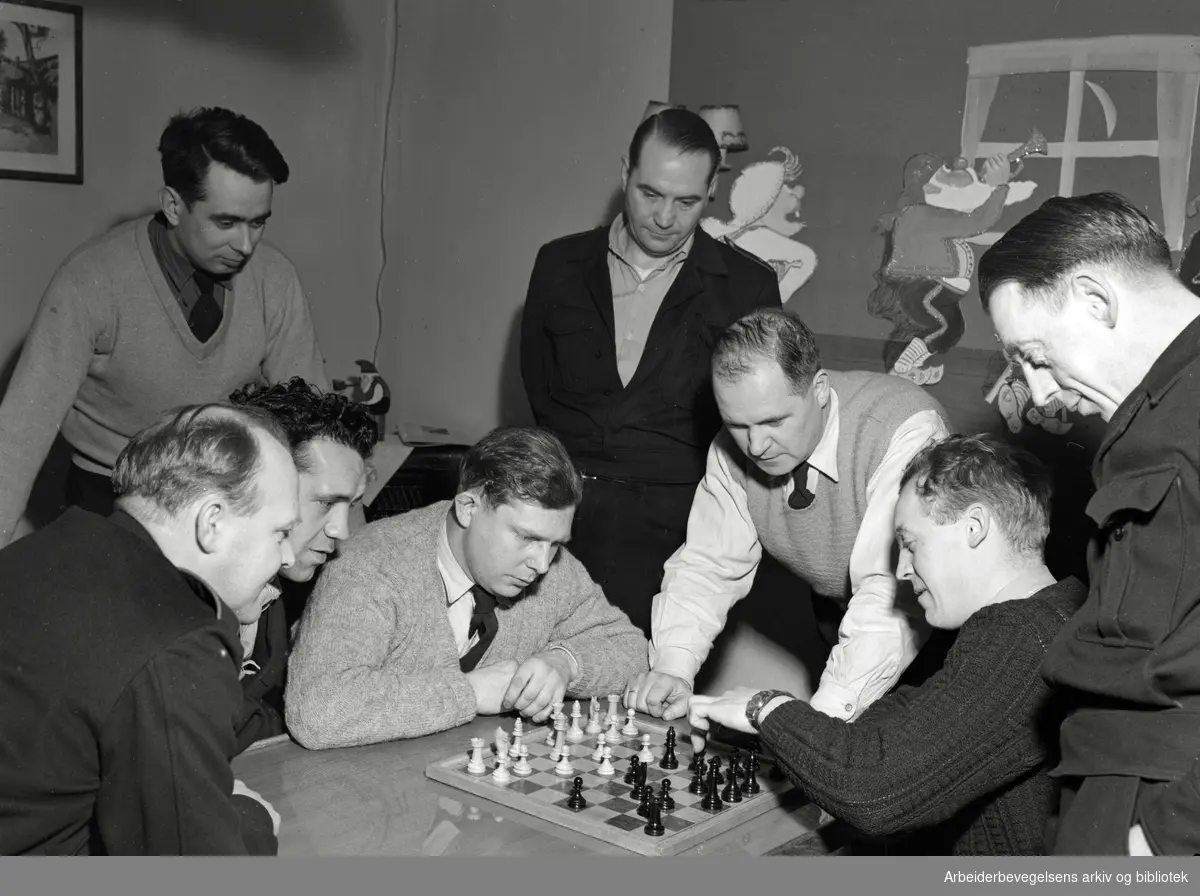 Reportasje fra Grønland brannstasjon, januar 1953. Brannmennene Ørnulf Kværnbråten og Ivar Staff spiller sjakk.