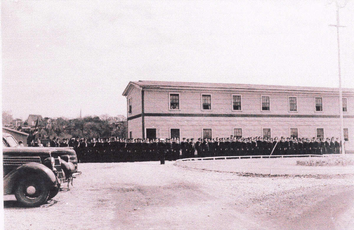 " Camp Norway", skolen for utdannelse av skyttere til handelsflåten, Lunneburg, Nova Scotia 1942, 17. - maifeiring, kirkeparade

