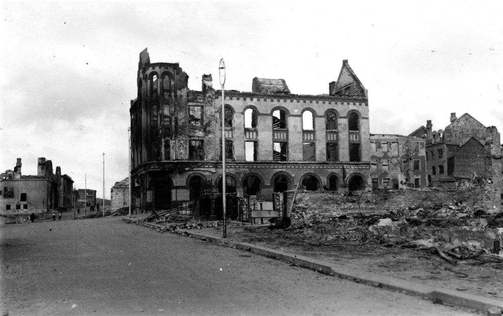 Tandberggården i Storgata i ruiner etter bombingen 27. mai 1940.
