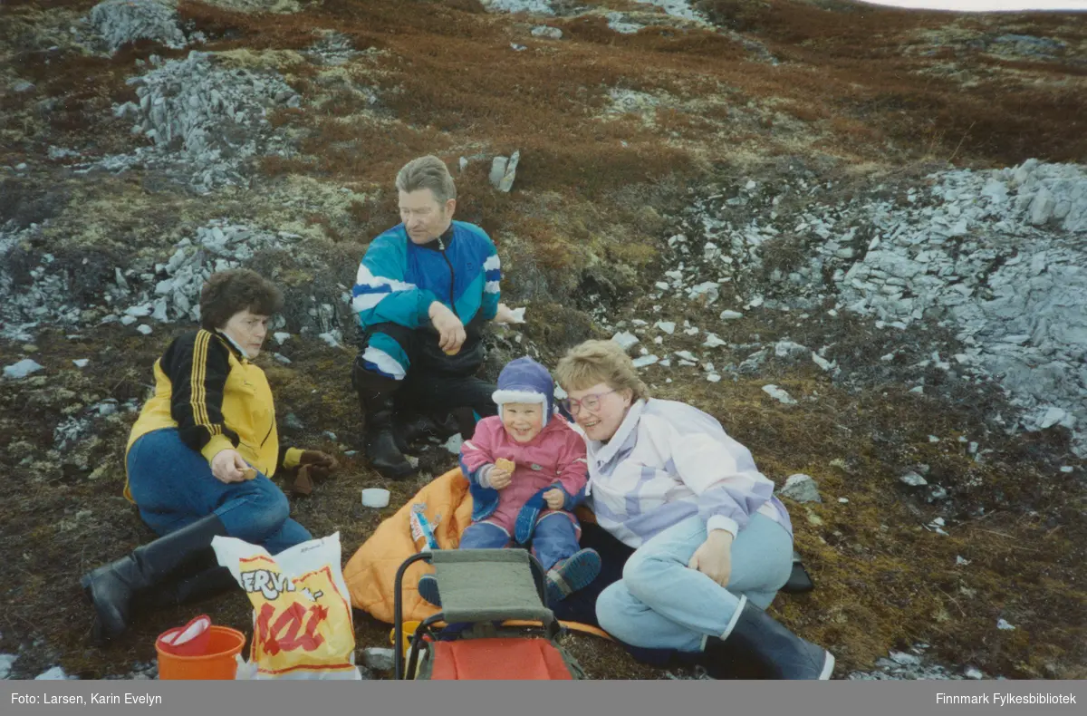 På tur på Skogholmen i 1992. Matpause, fra venstre: Signe Josefsen (født Johnsen, fra Leirpollen), Martin Josefsen, Kenneth Larsen og Karin Evelyn Larsen (født Josefsen).