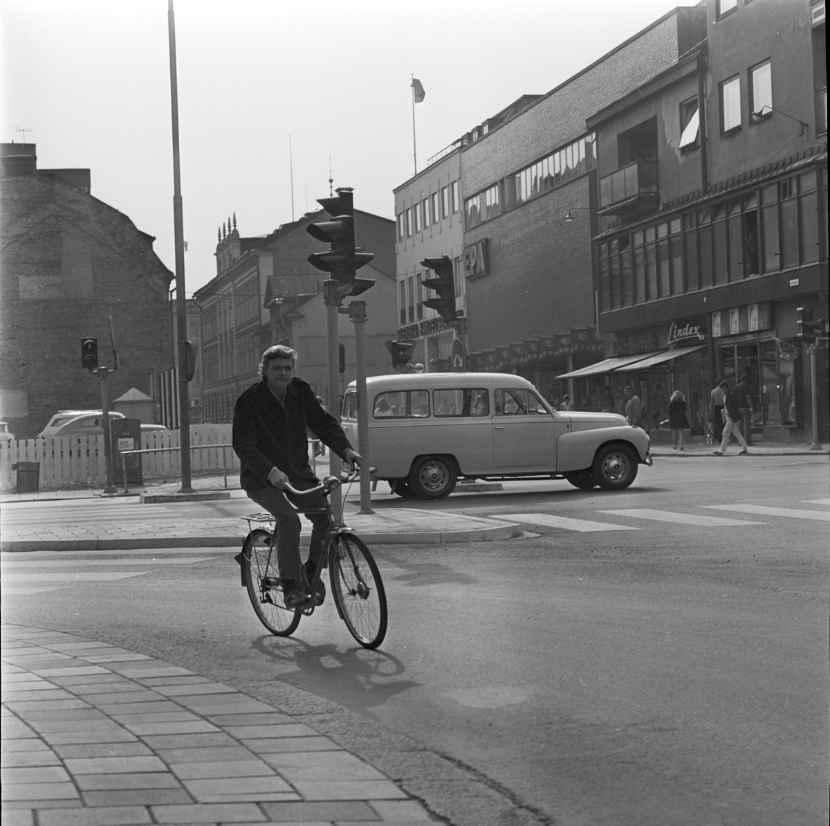 Cyklist och bil i korsningen Kungsgatan-Vaksalagatan, Uppsala 1970