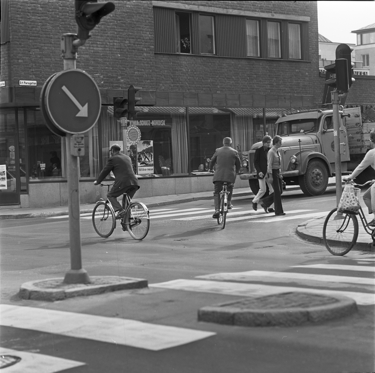 Trafik i korsningen Kungsgatan - S:t Persgatan, Uppsala 1970