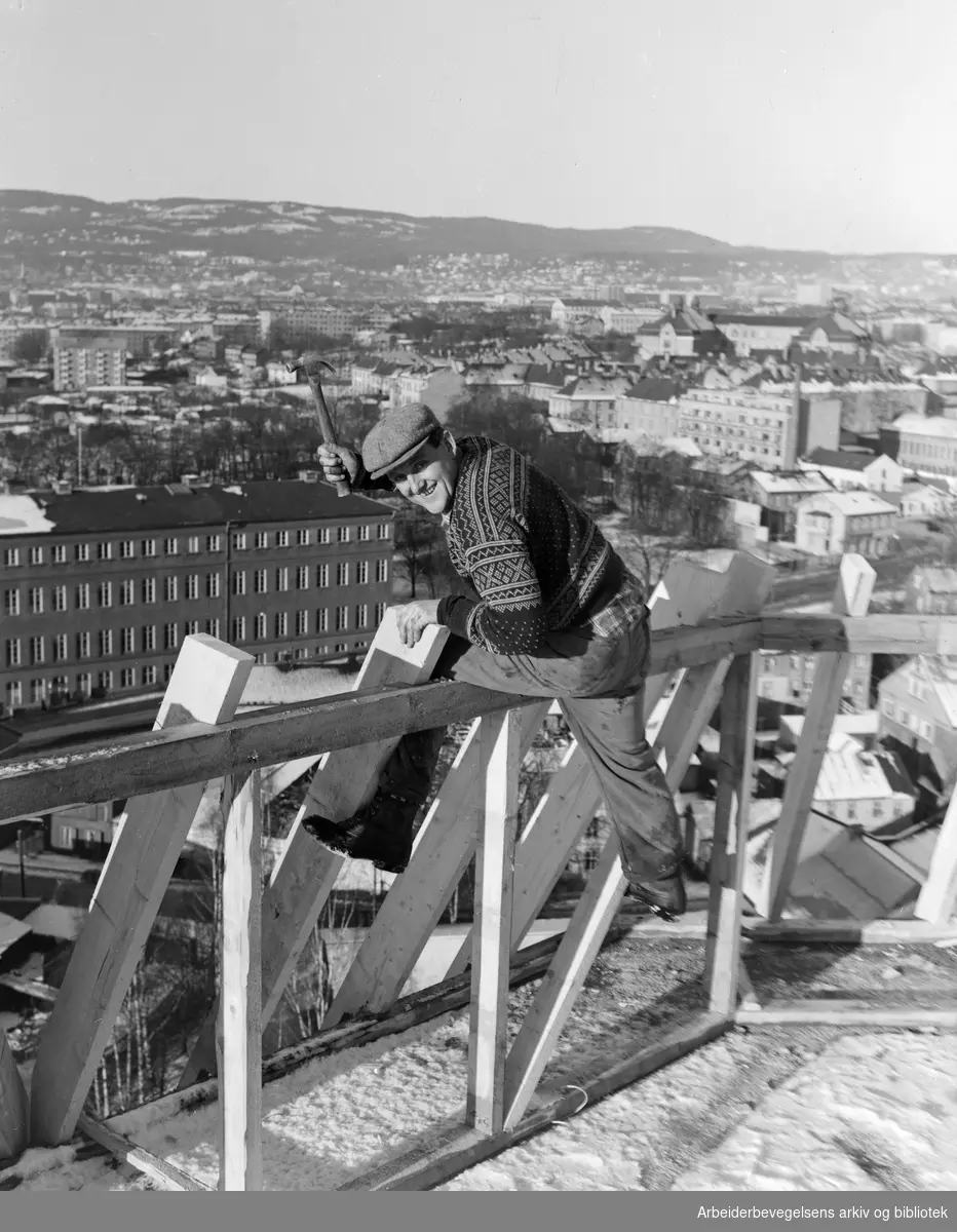 Bygningsarbeider. Byggeplass i Hekkveien, Rosenhoff. Hasle. Utsikt mot Sophies Minde i Trondheimsveien 132. Carl Berners plass i Oslo. 1955 - 1960.