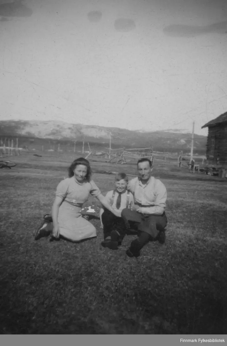 Hans Sandeng med kona og sønnen i Børselv på 1940-tallet.