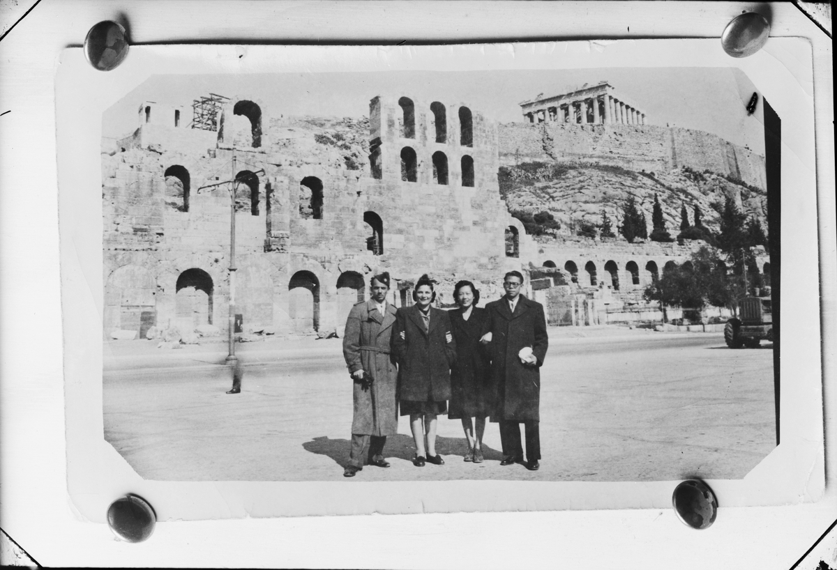 Reprofotografi - två män och två kvinnor i armkrok med varandra framför Akropolis, Aten, Grekland
