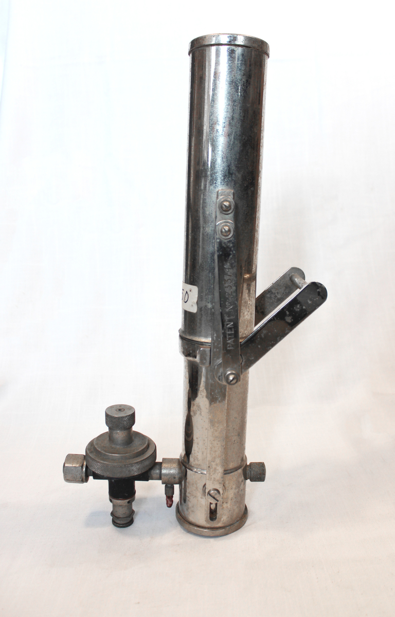 Seltersapparat. Apparatet er av merket Sodax, patentnummer 233743.

Atlungstad prøvde seg på seltersproduksjon på 1890-tallet. 

Fra samlingen etter Ole Gjestvang. 