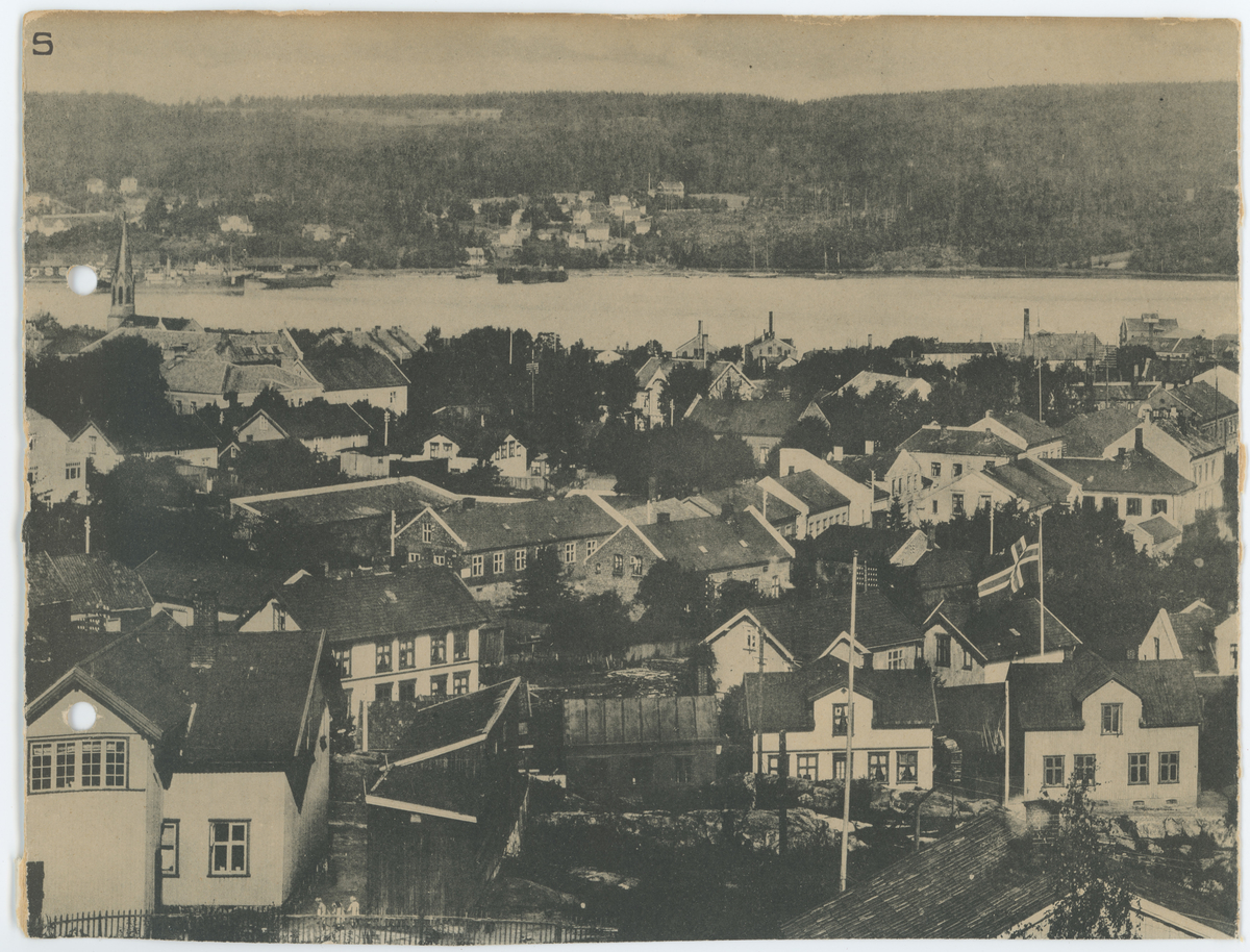 Fotomontasje over Moss by, tatt fra Vannbassenget på Blåbæråsen, over Sundet mot Jeløy.