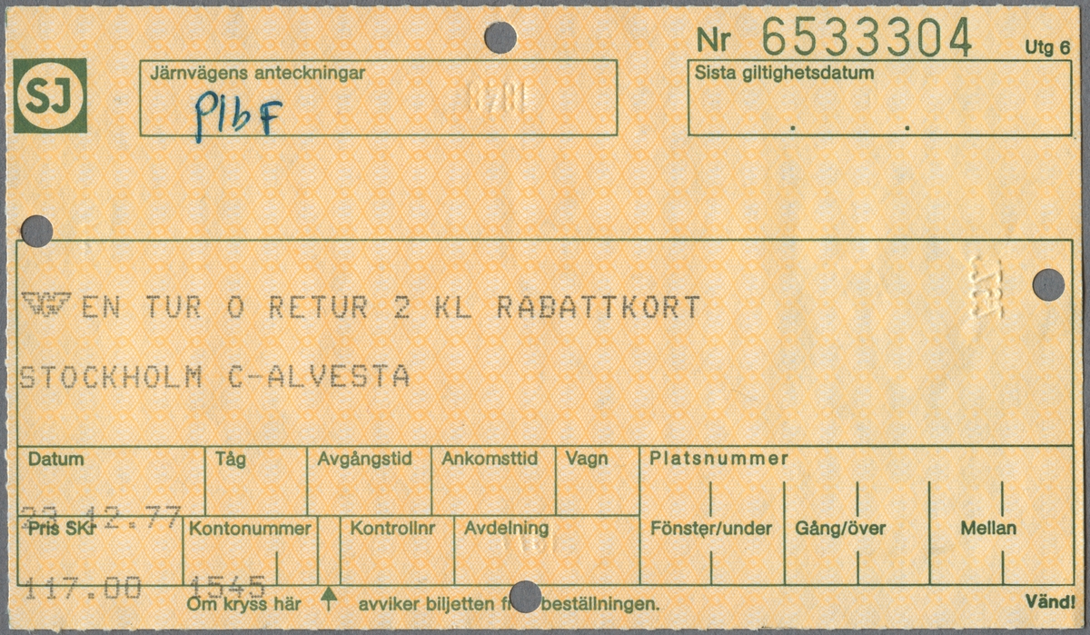 En tur- och returbiljett i 2:a klass, rabattkort, för sträckan Stockholm C och Alvesta. Upptill, i rutan för Järnvägens anteckningar är det med kulspetspenna skrivet "PlbF". Biljettens pris är 117 kronor. På baksidan finns reseinformation i grön text. Biljetten är klippt.