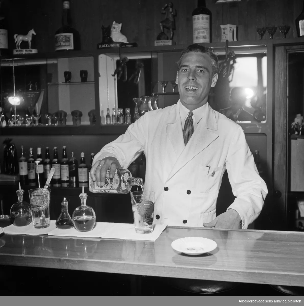Barkeeper Bjarne Eriksen. Hotel Viking, April 1957.