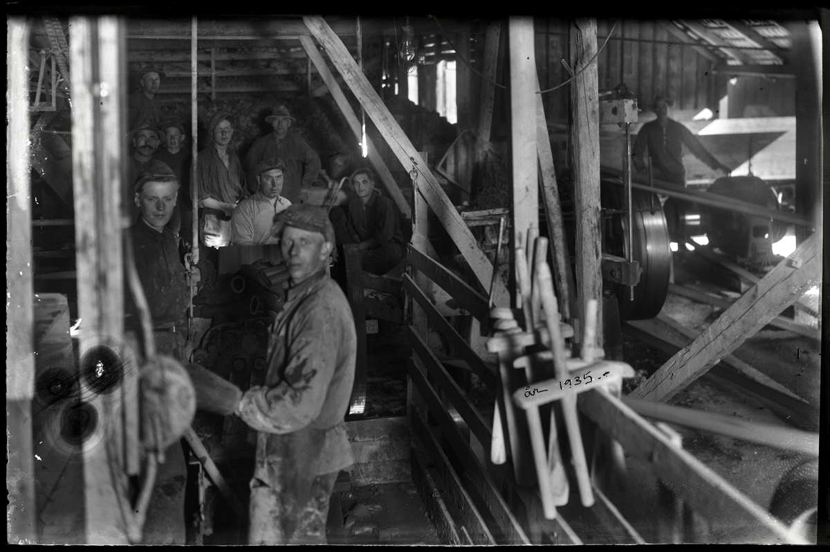 Arbetare på Hällekis cementfabrik