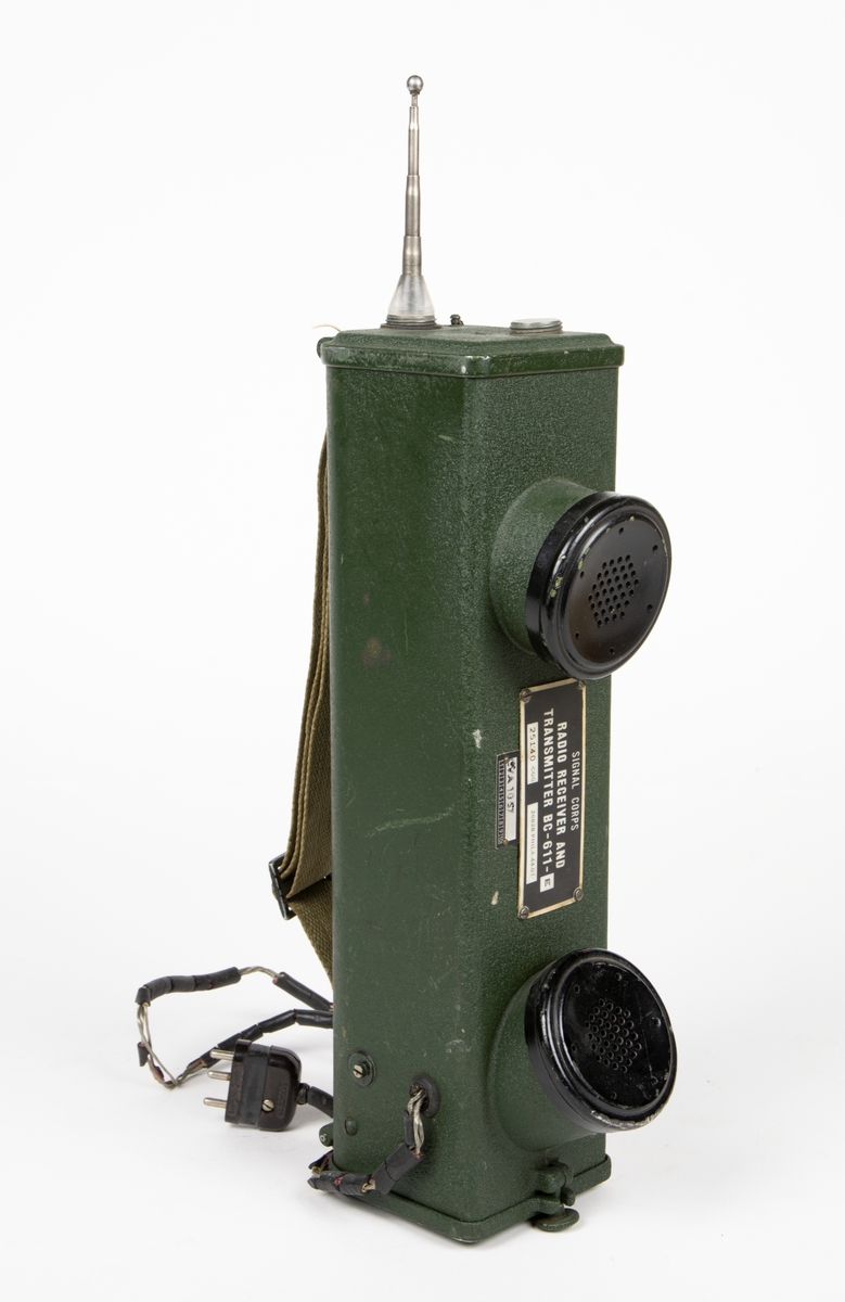 Bärbar Radiostation SCR-536. BC-611-E. Beteckning: SCR-536. Denna Handy-Talkie tillhör utrustningen i Tmr 10.
På radion finns en bricka med texten 
"Signal Corps 
Radio Receiver and Transmitter BC-611-E"