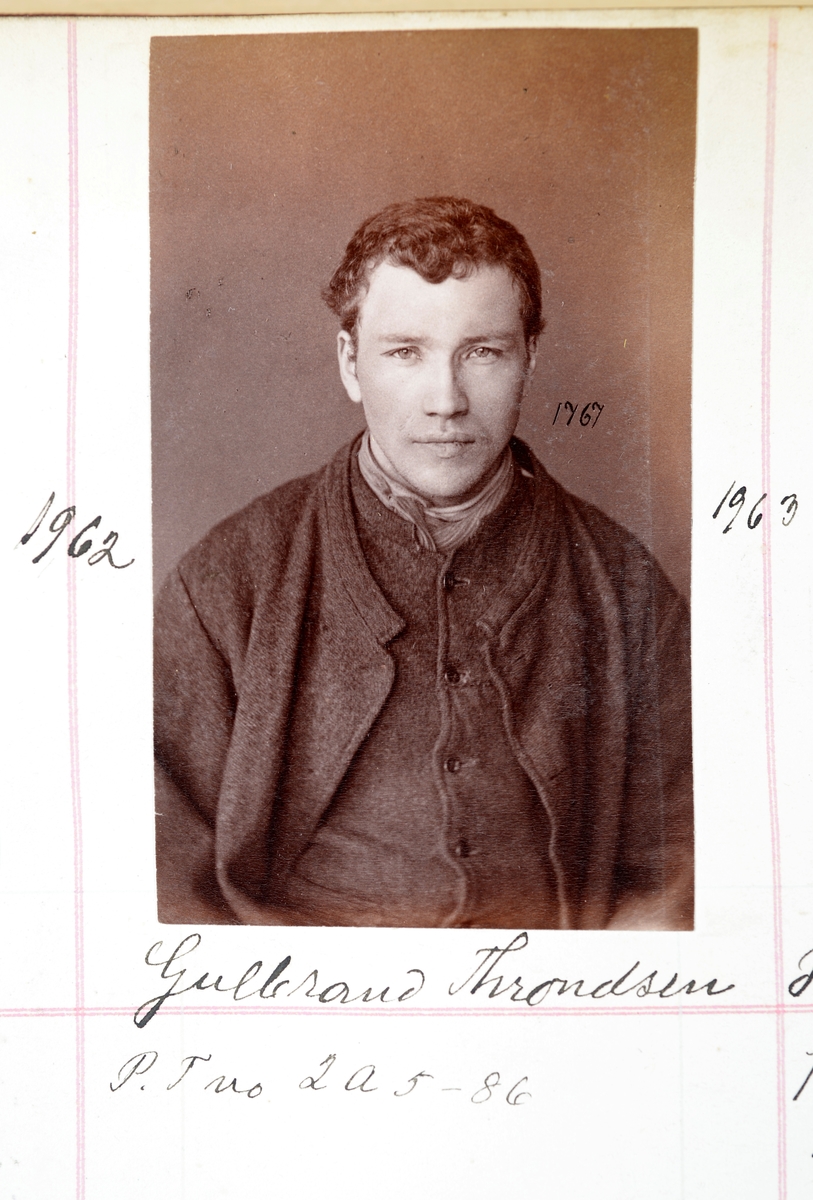 Registreringsfoto fra Kristiania-politiets forbryteralbum i perioden 1880-1886