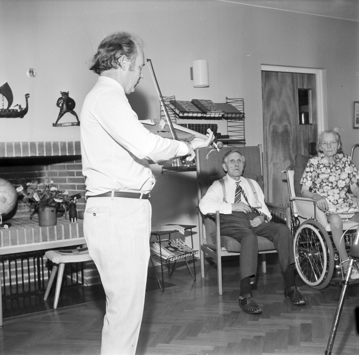 Pelle Jakobsson hos pensionärer på Vendelgården, Örbyhus, Uppland, augusti 1972
