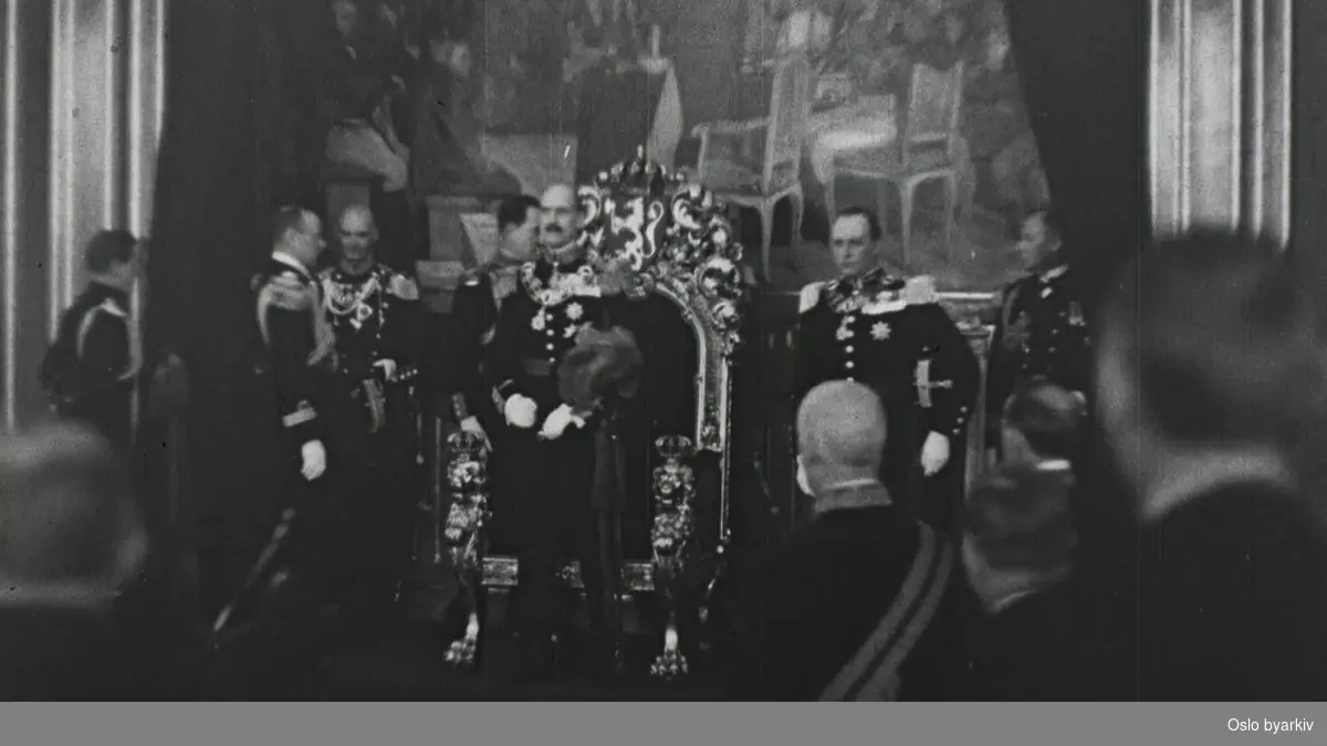 Kongen, kronprinsen, utenlandske ministre ankommer Stortinget. Åpningen av Stortinget fra stortingssalen. Gjestene drar fra Stortinget.
