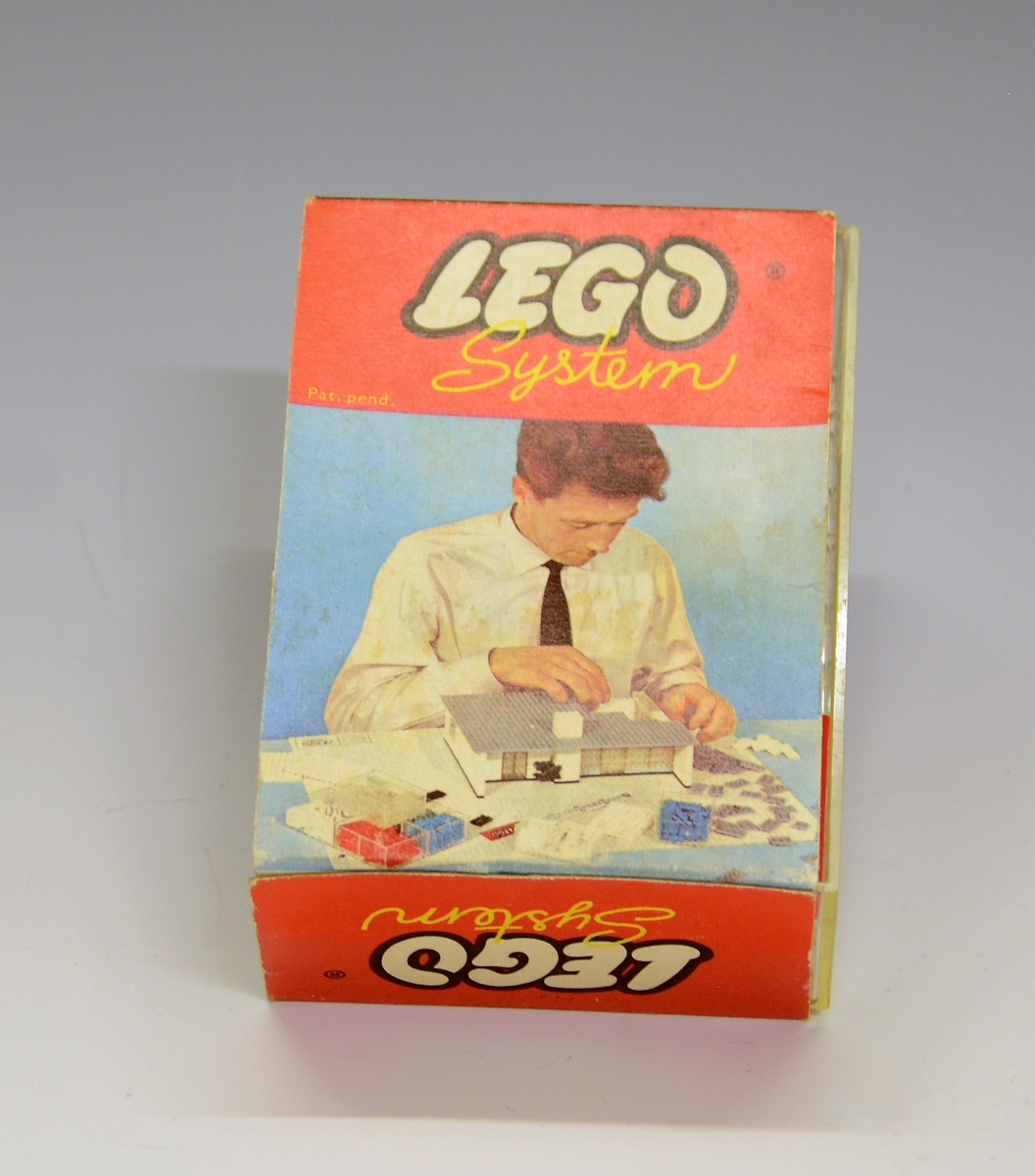 Originaleske i plastikk med "overtrekk" i papp. Ikke produsert som leketøy i utgangspunktet - bildet på esken viser en mann som bygger en modell av et hus i Lego.