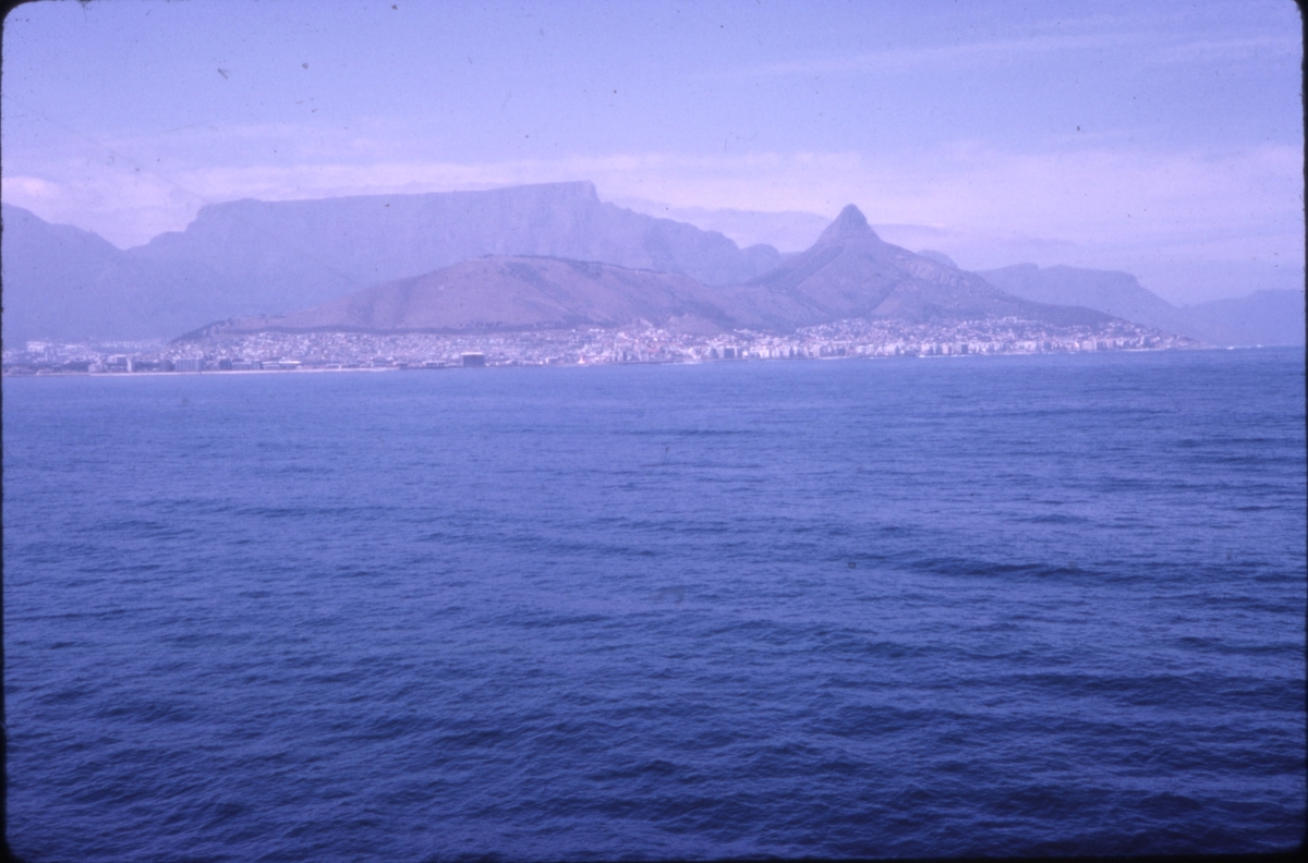 Cape Town sett fra havet. 'Sagafjord' Around The World via Africa Cruise 1966.