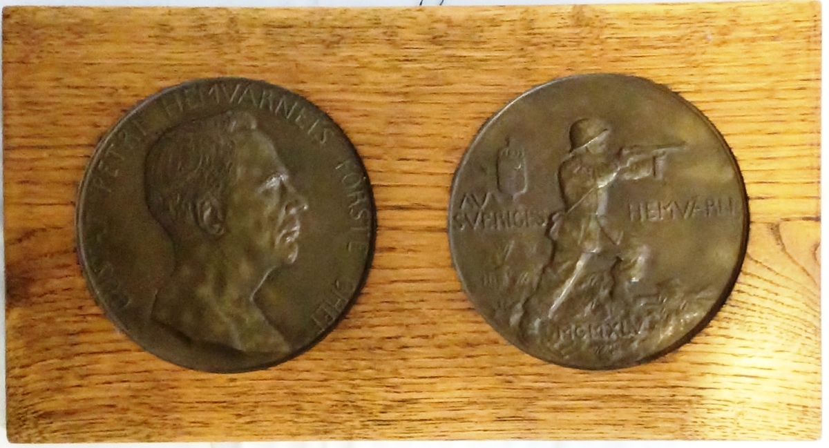 Gustav Petri medalj i brons på träplatta