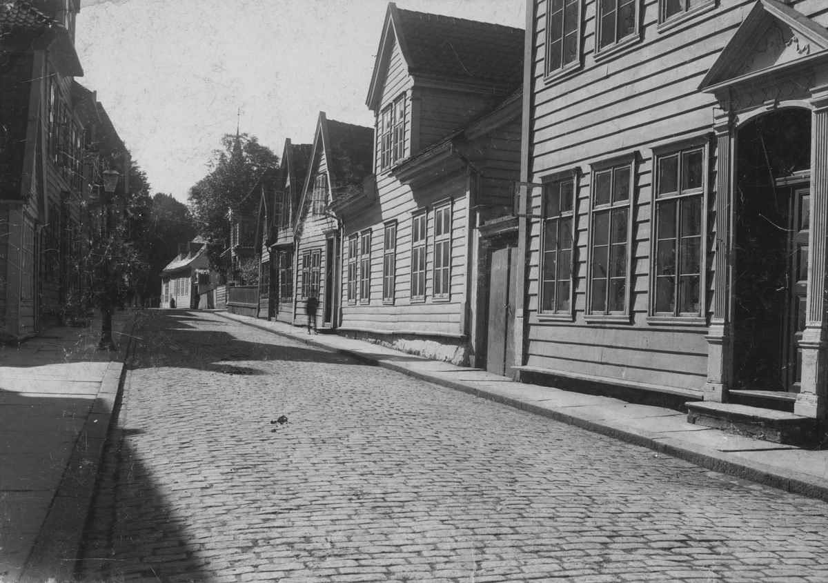 Bergen. Kong Oscars gate, like nord for Sankt Jørgen kirke, ca. 1895-98.